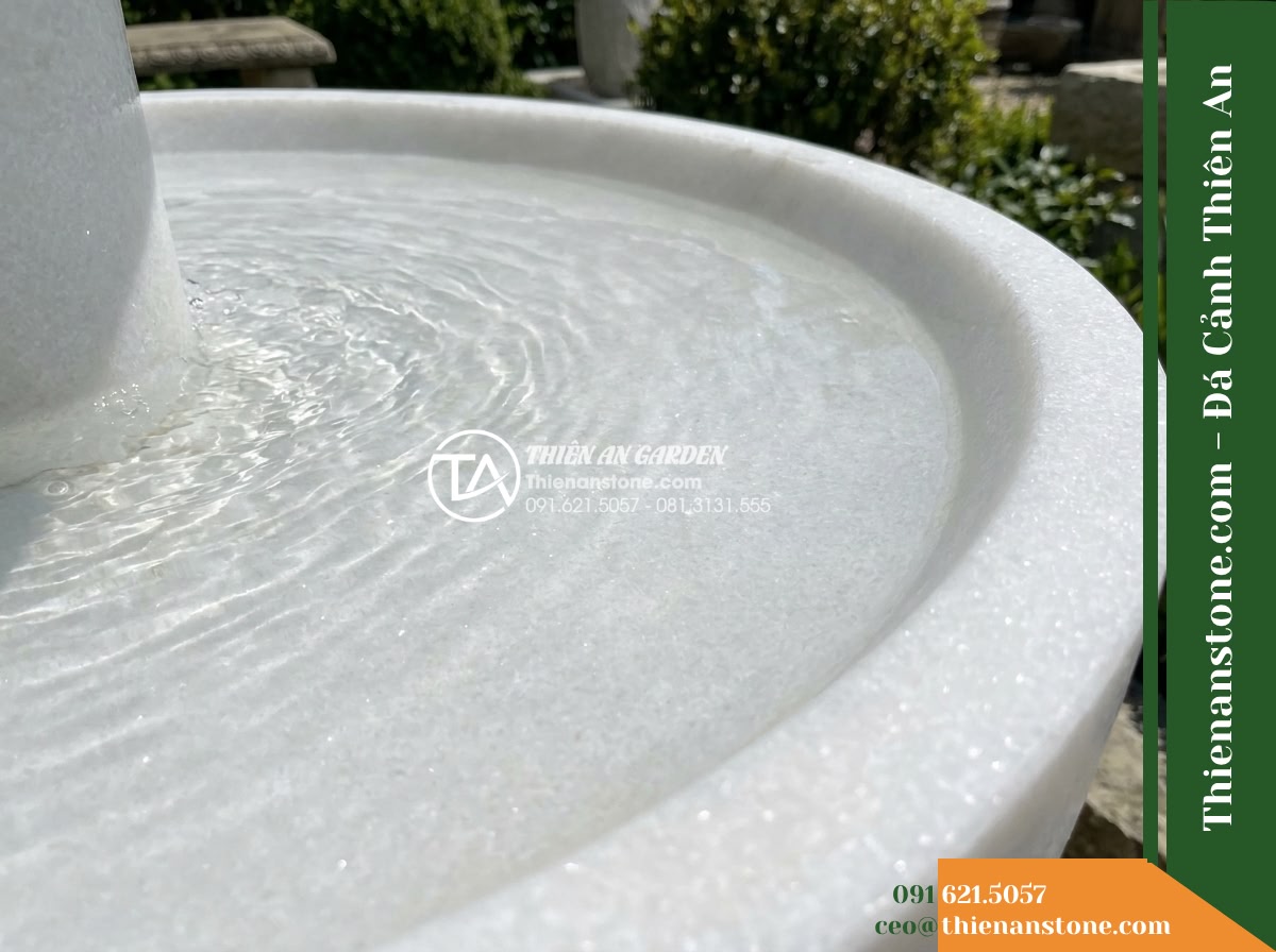 Đài Phun Tam Bát Nối Tiếp 3 Tầng, Bát D80cm Cao 1.1m - Hình 15 Đài Phun Tam Bát Nối Tiếp 3 Tầng, Bát D80cm Cao 1.1m - Close-up view of the pristine, algae-free honed inner surface of the stone fount