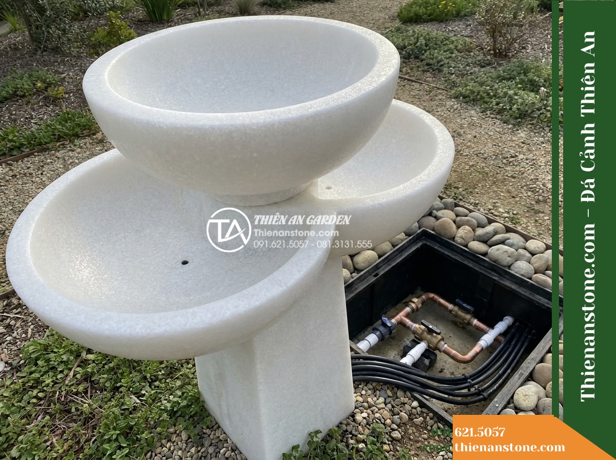 Đài Phun Tam Bát Nối Tiếp 3 Tầng, Bát D80cm Cao 1.1m - Hình 16 Đài Phun Tam Bát Nối Tiếp 3 Tầng, Bát D80cm Cao 1.1m - Rear operational angle showing the discreet maintenance access pit behind the fo