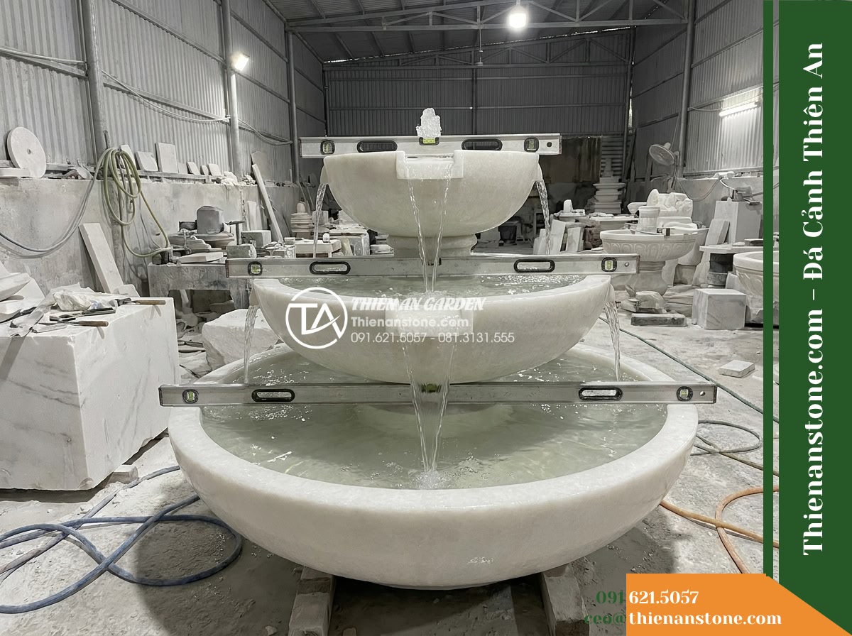 Đài Phun Tam Bát Nối Tiếp 3 Tầng, Bát D80cm Cao 1.1m - Hình 18 Đài Phun Tam Bát Nối Tiếp 3 Tầng, Bát D80cm Cao 1.1m - Comprehensive view showing the operational water testing process at the stone ma