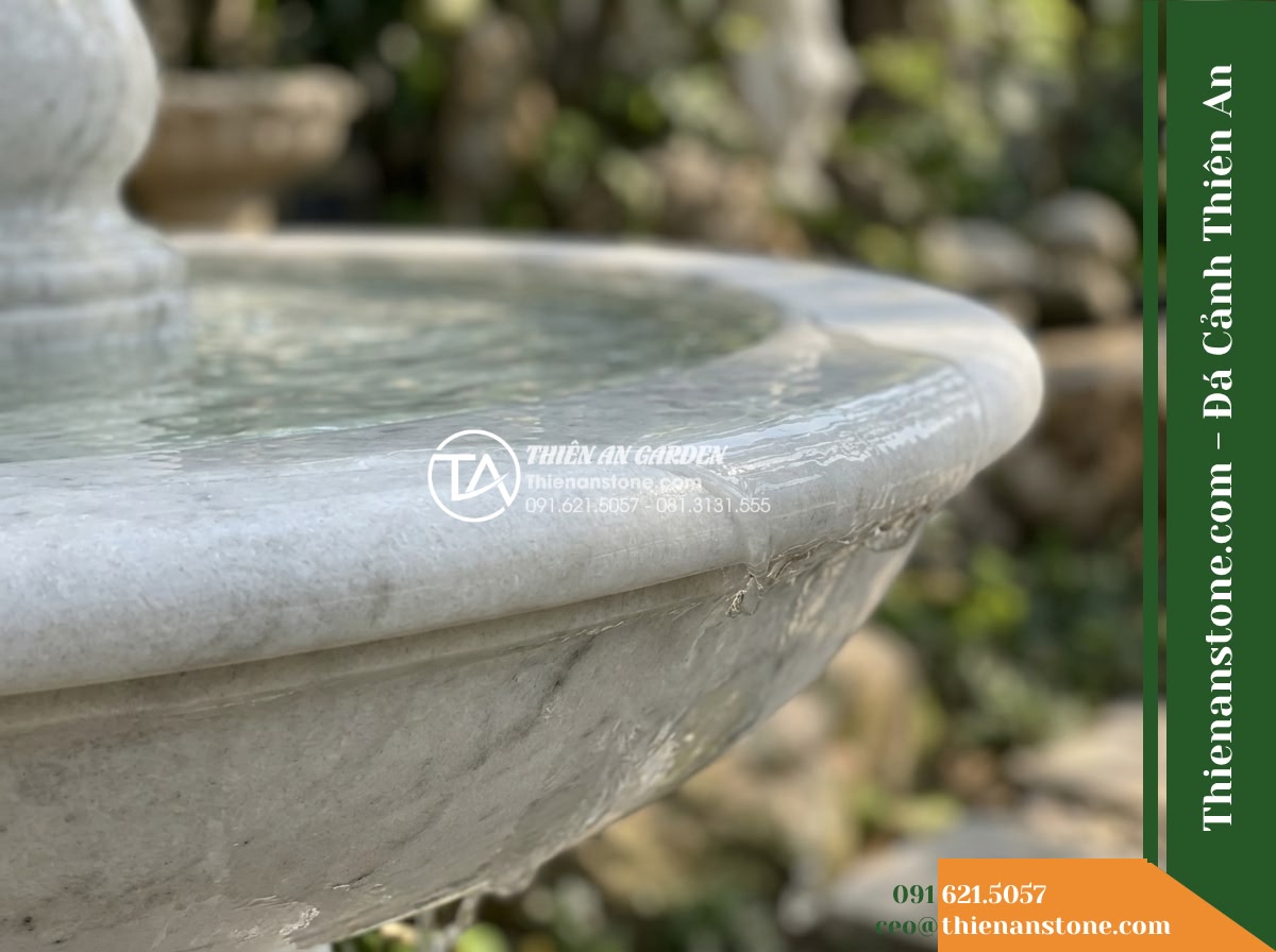 Đài Phun Trắng Mịn Vành Bo Tròn Lụa, Bát D80cm Cao 1.2m - Hình 3 Đài Phun Trắng Mịn Vành Bo Tròn Lụa, Bát D80cm Cao 1.2m - Macro detailed photo of the smooth honed white stone surface along the fountain