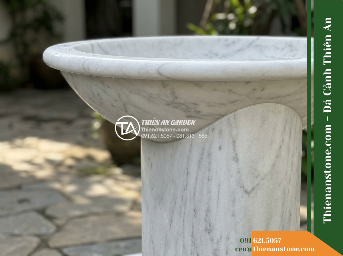 Đài Phun Trắng Mịn Vành Bo Tròn Lụa, Bát D80cm Cao 1.2m - Hình 4 Đài Phun Trắng Mịn Vành Bo Tròn Lụa, Bát D80cm Cao 1.2m - Perspective angle showing the smooth curved joint where the 80cm stone bowl meet