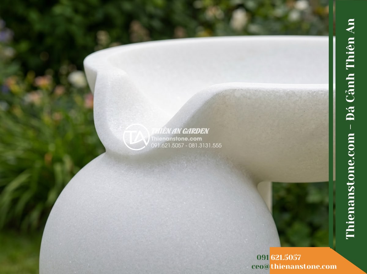 Đài Phun Trắng Tinh Khiết Dáng Bầu, Bát D1m Cao 1.4m - Hình 2 Đài Phun Trắng Tinh Khiết Dáng Bầu, Bát D1m Cao 1.4m - A diagonal perspective close shot emphasizing the curved bulbous profile and sea
