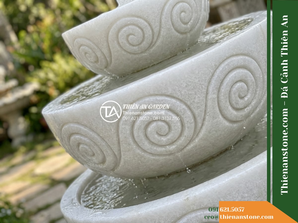 Đài Phun Vàng Ánh Kim 3 Tầng Xoáy, Bát D1.1m Cao 1.6m - Hình 2 Đài Phun Vàng Ánh Kim 3 Tầng Xoáy, Bát D1.1m Cao 1.6m - Diagonal close-up perspective showing the hand-carved spiral reliefs along the t