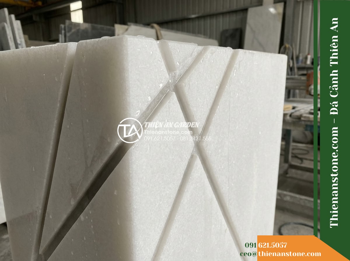 Đài Phun Xám Khói Vệt Cắt Tối Giản, Bát D1m Cao 1.3m - Hình 2 Đài Phun Xám Khói Vệt Cắt Tối Giản, Bát D1m Cao 1.3m - A dynamic diagonal medium shot focusing on the clean geometric incisions and saw