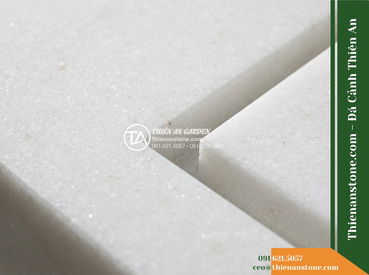 Đài Phun Xám Khói Vệt Cắt Tối Giản, Bát D1m Cao 1.3m - Hình 3 Đài Phun Xám Khói Vệt Cắt Tối Giản, Bát D1m Cao 1.3m - A macro close-up shot capturing the finely honed smoky gray stone texture, revea