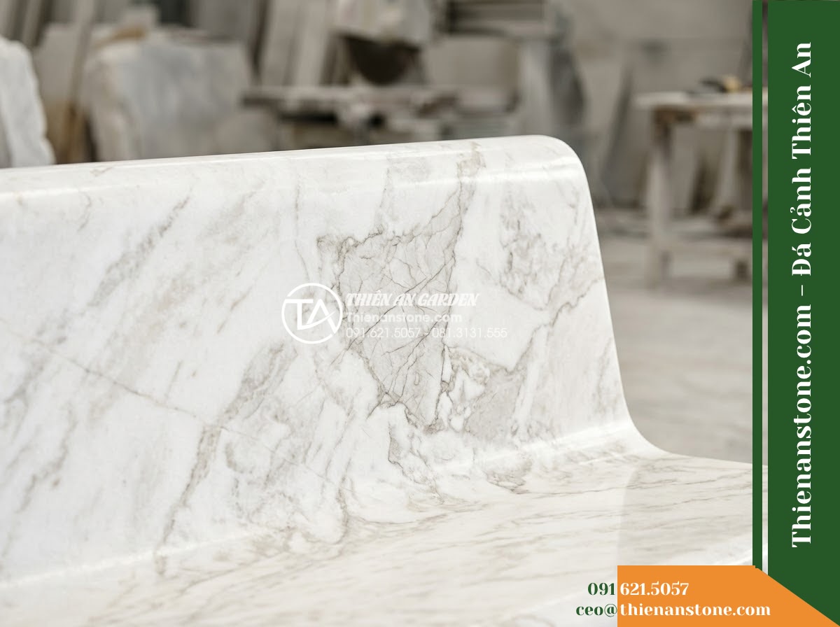 Ghế Đá Công Viên Có Tựa Cao Thanh Phong 160x50x90cm - Đá Xanh Cẩm Thạch - Hình 6 Ghế Đá Công Viên Có Tựa Cao Thanh Phong 160x50x90cm - Đá Xanh Cẩm Thạch - Showroom display of various green marble stone benches at Da Canh Thien An, prof