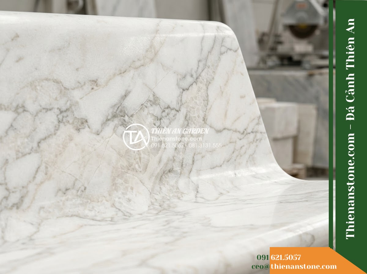 Ghế Đá Công Viên Có Tựa Cong Huyền Vũ 150x50x85cm - Đá Đen Cẩm Thạch - Hình 4 Ghế Đá Công Viên Có Tựa Cong Huyền Vũ 150x50x85cm - Đá Đen Cẩm Thạch - A black marble stone bench integrated into a Vietnamese luxury resort landscape