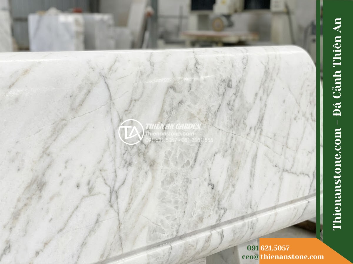 Ghế Đá Công Viên Có Tựa Khối Vuông Phúc Thịnh 180x55x90cm - Đá Đen Cẩm Thạch - Hình 2 Ghế Đá Công Viên Có Tựa Khối Vuông Phúc Thịnh 180x55x90cm - Đá Đen Cẩm Thạch - A black marble stone bench placed in a lush Vietnamese garden, wide angle shot s