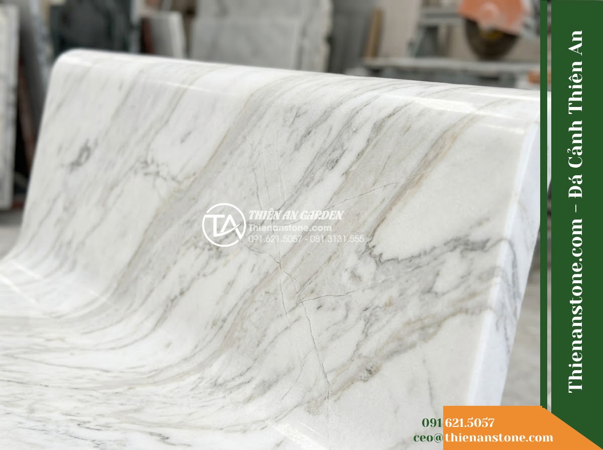 Ghế Đá Công Viên Có Tựa Khung Chữ Nhật Minh Khang 170x50x85cm - Đá Vàng Cẩm Thạch - Hình 2 Ghế Đá Công Viên Có Tựa Khung Chữ Nhật Minh Khang 170x50x85cm - Đá Vàng Cẩm Thạch - Elegant golden marble stone bench in a school courtyard, flanked by phoenix flow