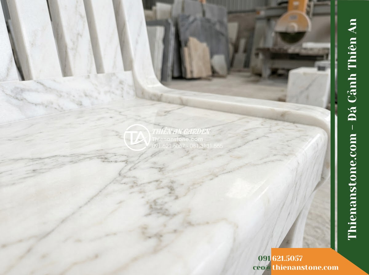 Ghế Đá Công Viên Có Tựa Nan Dọc Minh Đức 150x50x88cm - Đá Đen Cẩm Thạch - Hình 2 Ghế Đá Công Viên Có Tựa Nan Dọc Minh Đức 150x50x88cm - Đá Đen Cẩm Thạch - Aerial view of a black marble stone bench positioned beside a koi pond in a luxu