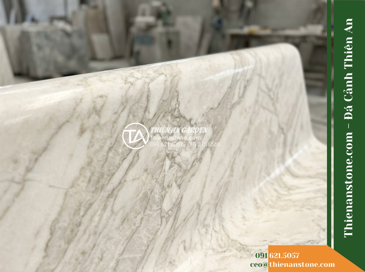Ghế Đá Công Viên Có Tựa Ngang Tùng Lâm 160x50x85cm - Đá Xanh Cẩm Thạch - Hình 5 Ghế Đá Công Viên Có Tựa Ngang Tùng Lâm 160x50x85cm - Đá Xanh Cẩm Thạch - Professional installation of a green marble stone bench in a landscaped garden,