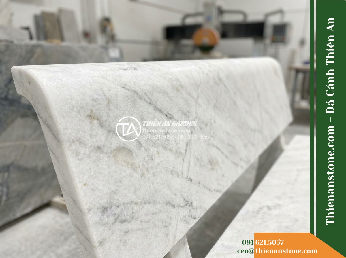 Ghế Đá Công Viên Có Tựa Song Ngang Gia Hưng 150x50x88cm - Đá Vàng Cẩm Thạch - Hình 5 Ghế Đá Công Viên Có Tựa Song Ngang Gia Hưng 150x50x88cm - Đá Vàng Cẩm Thạch - Professional installation of a golden marble stone bench in a landscaped garden,