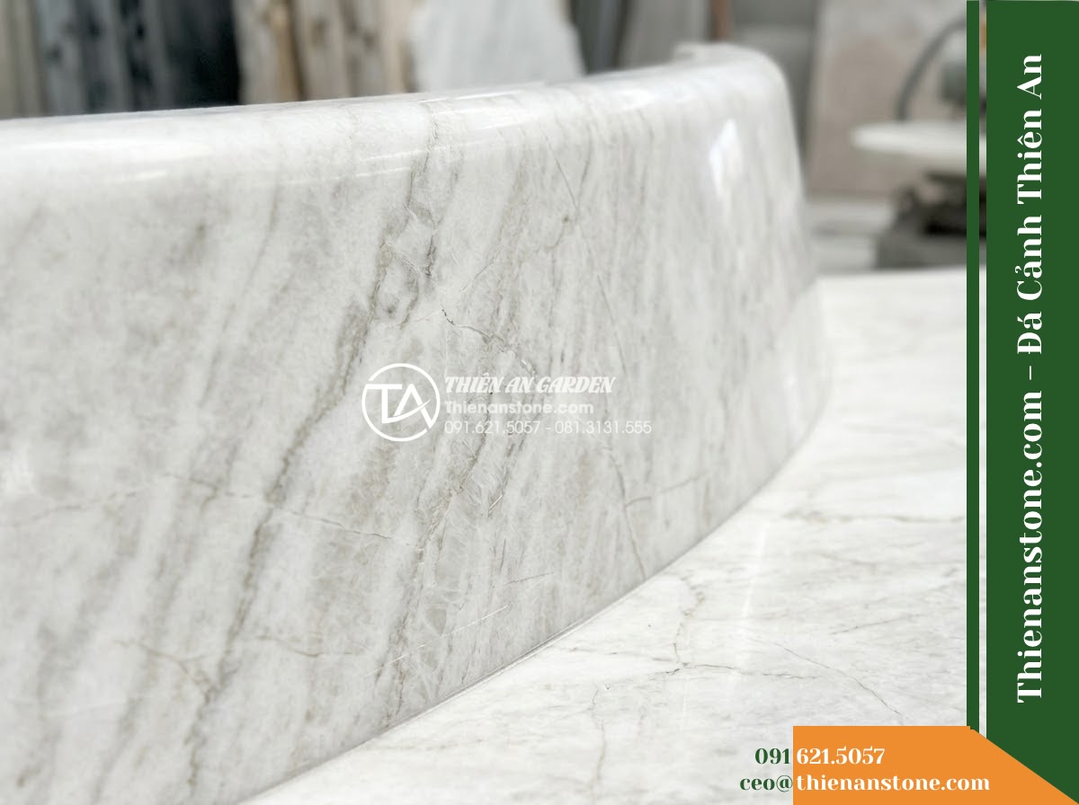 Ghế Đá Công Viên Có Tựa Thẳng Hắc Sơn 160x50x85cm - Đá Đen Cẩm Thạch - Hình 3 Ghế Đá Công Viên Có Tựa Thẳng Hắc Sơn 160x50x85cm - Đá Đen Cẩm Thạch - black marble stone bench flanked by potted bonsai trees on a resort terrace over