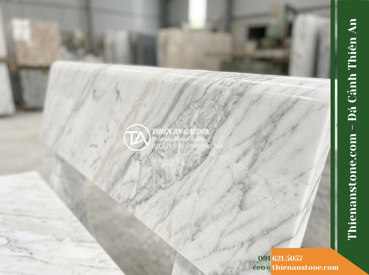 Ghế Đá Công Viên Có Tựa Thẳng Hắc Sơn 160x50x85cm - Đá Đen Cẩm Thạch - Hình 4 Ghế Đá Công Viên Có Tựa Thẳng Hắc Sơn 160x50x85cm - Đá Đen Cẩm Thạch - A black marble stone bench integrated into a Vietnamese luxury resort landscape