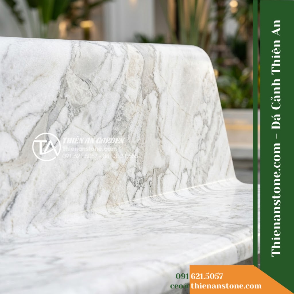 Ghế Đá Công Viên Có Tựa Thấp Hòa Viên 140x45x75cm - Đá Trắng Cẩm Thạch - Hình 4 Ghế Đá Công Viên Có Tựa Thấp Hòa Viên 140x45x75cm - Đá Trắng Cẩm Thạch - A white marble stone bench integrated into a Vietnamese luxury resort landscape