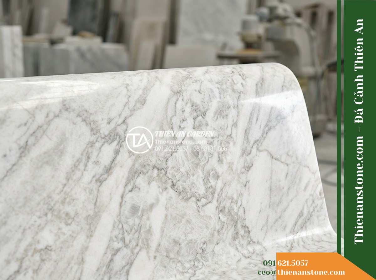 Ghế Đá Công Viên Có Tựa Thấp Tĩnh Sơn 140x45x75cm - Đá Đen Cẩm Thạch - Hình 5 Ghế Đá Công Viên Có Tựa Thấp Tĩnh Sơn 140x45x75cm - Đá Đen Cẩm Thạch - Professional installation of a black marble stone bench in a landscaped garden,