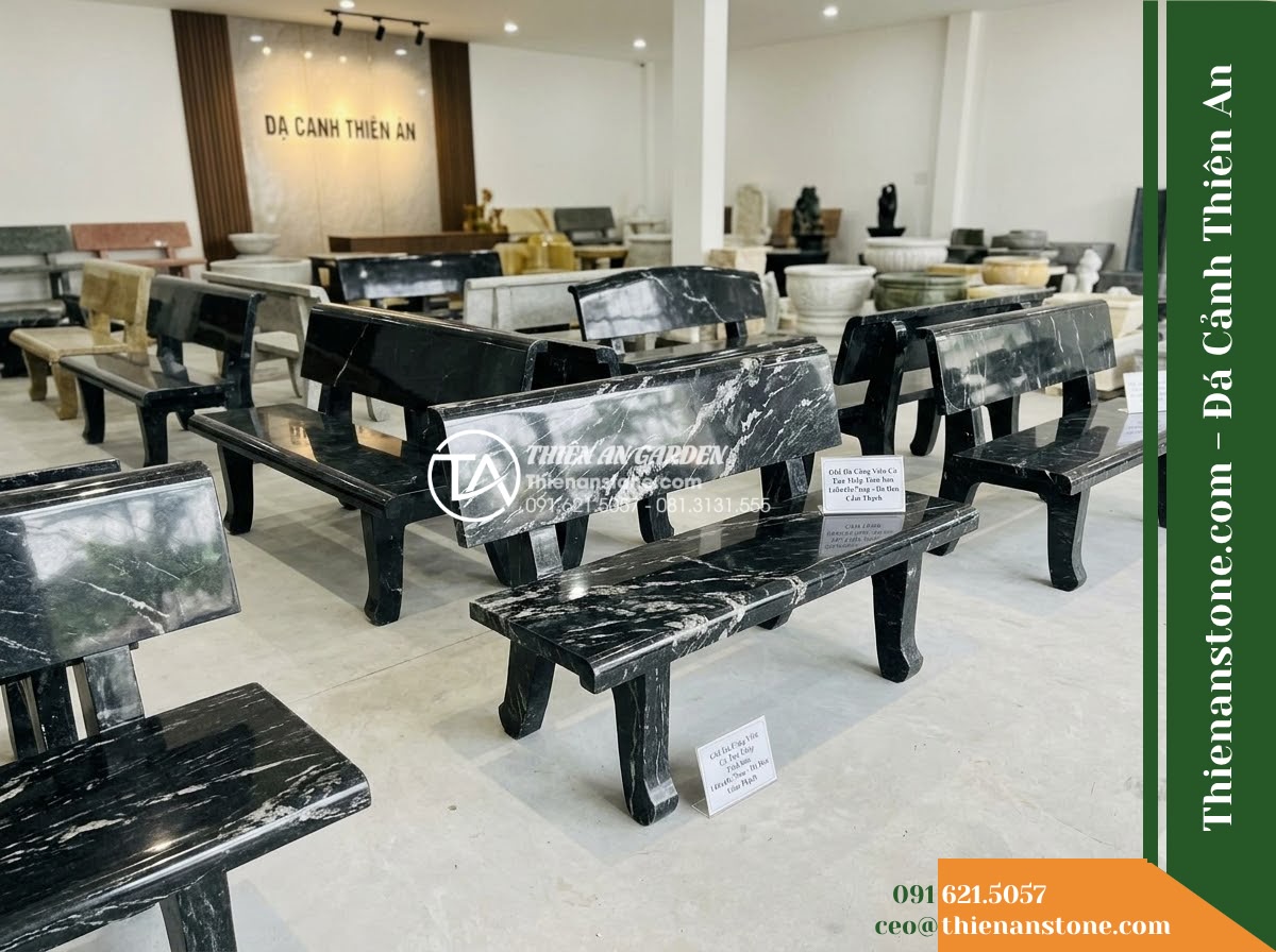 Ghế Đá Công Viên Có Tựa Thấp Tĩnh Sơn 140x45x75cm - Đá Đen Cẩm Thạch - Hình 6 Ghế Đá Công Viên Có Tựa Thấp Tĩnh Sơn 140x45x75cm - Đá Đen Cẩm Thạch - Showroom display of various black marble stone benches at Da Canh Thien An, prof