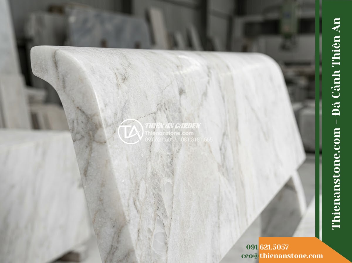 Ghế Đá Công Viên Có Tựa Tròn Viền Thanh Lộc 140x50x82cm - Đá Vàng Cẩm Thạch - Hình 6 Ghế Đá Công Viên Có Tựa Tròn Viền Thanh Lộc 140x50x82cm - Đá Vàng Cẩm Thạch - Showroom display of various golden marble stone benches at Da Canh Thien An, pro