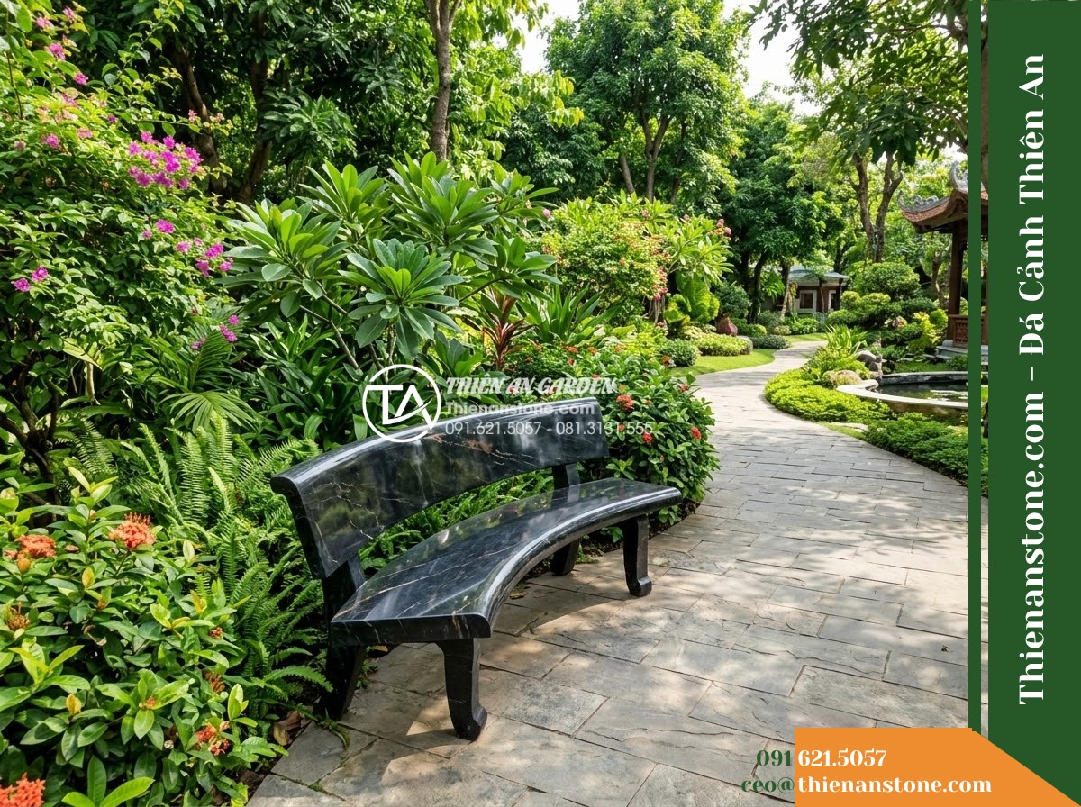 Ghế Đá Công Viên Có Tựa Uốn Cong Vĩnh Phúc 160x50x85cm - Đá Đen Cẩm Thạch - Hình 2 Ghế Đá Công Viên Có Tựa Uốn Cong Vĩnh Phúc 160x50x85cm - Đá Đen Cẩm Thạch - A black marble stone bench placed in a lush Vietnamese garden, wide angle shot s
