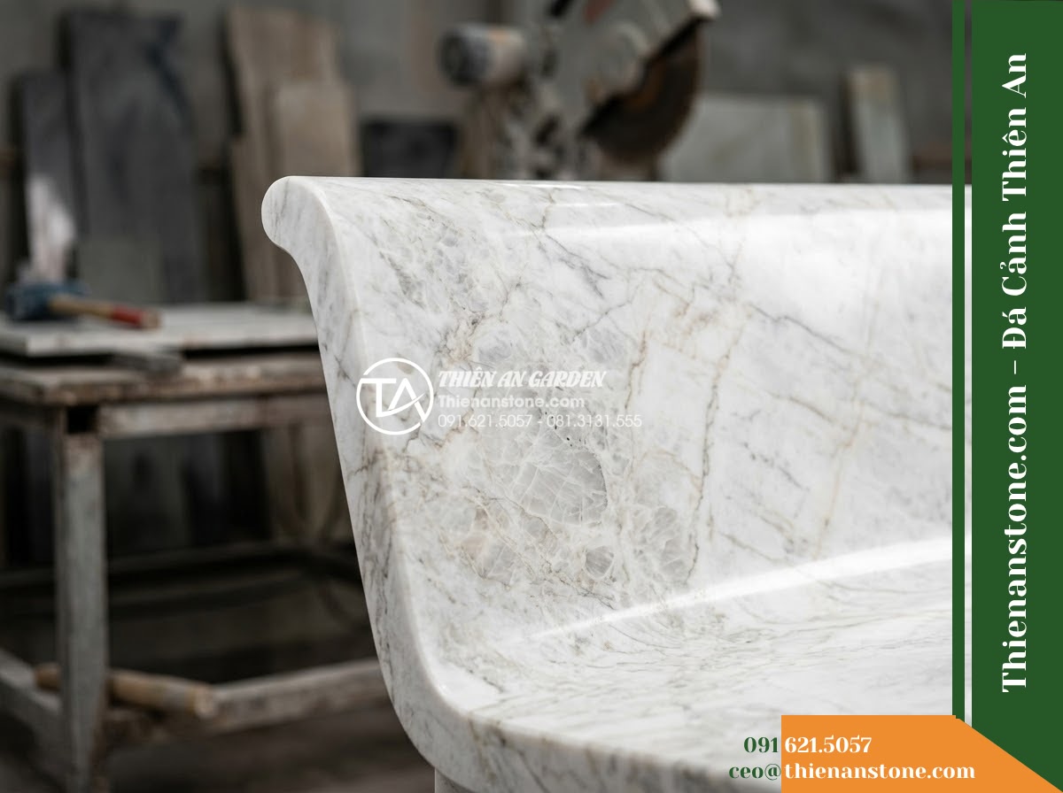 Ghế Đá Công Viên Có Tựa Uốn Cong Vĩnh Phúc 160x50x85cm - Đá Đen Cẩm Thạch - Hình 3 Ghế Đá Công Viên Có Tựa Uốn Cong Vĩnh Phúc 160x50x85cm - Đá Đen Cẩm Thạch - Stone bench of black marble beside a cascading water feature at night, illuminat