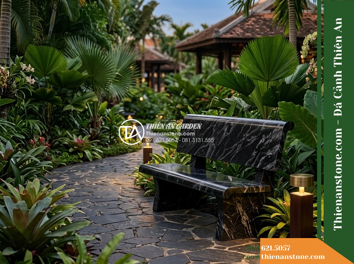 Ghế Đá Công Viên Có Tựa Uốn Cong Vĩnh Phúc 160x50x85cm - Đá Đen Cẩm Thạch - Hình 4 Ghế Đá Công Viên Có Tựa Uốn Cong Vĩnh Phúc 160x50x85cm - Đá Đen Cẩm Thạch - A black marble stone bench integrated into a Vietnamese luxury resort landscape