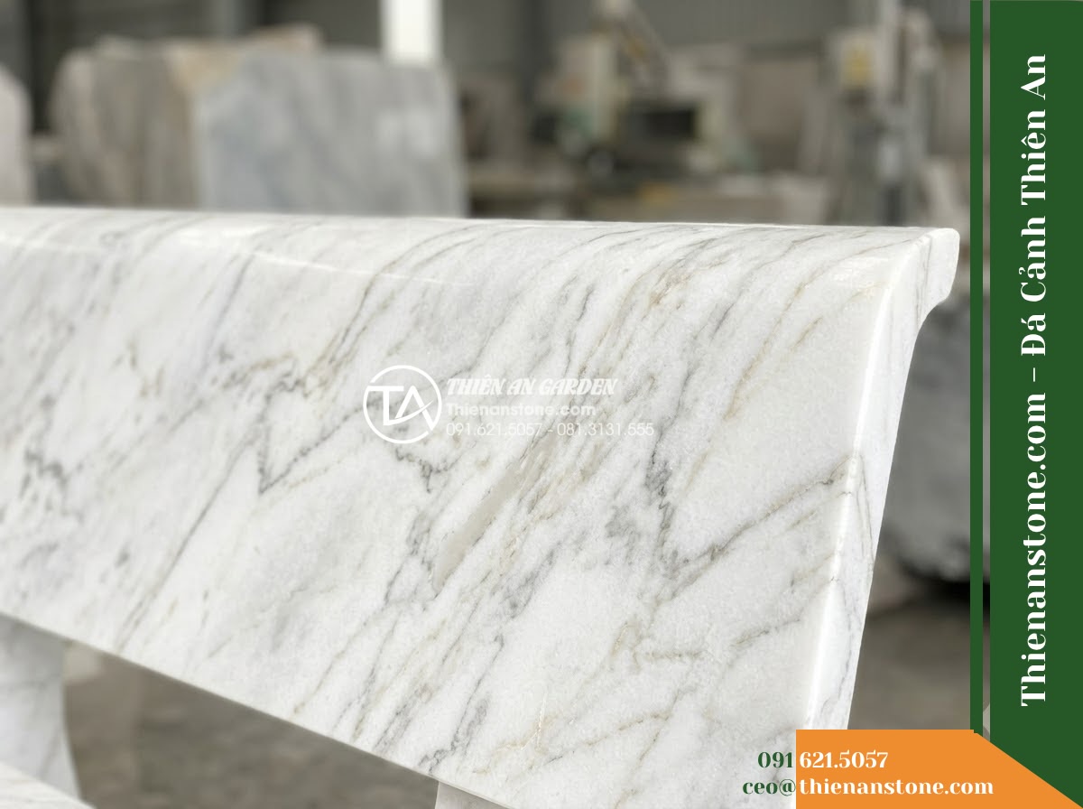 Ghế Đá Công Viên Có Tựa Uốn Cong Vĩnh Phúc 160x50x85cm - Đá Đen Cẩm Thạch - Hình 5 Ghế Đá Công Viên Có Tựa Uốn Cong Vĩnh Phúc 160x50x85cm - Đá Đen Cẩm Thạch - Professional installation of a black marble stone bench in a landscaped garden,
