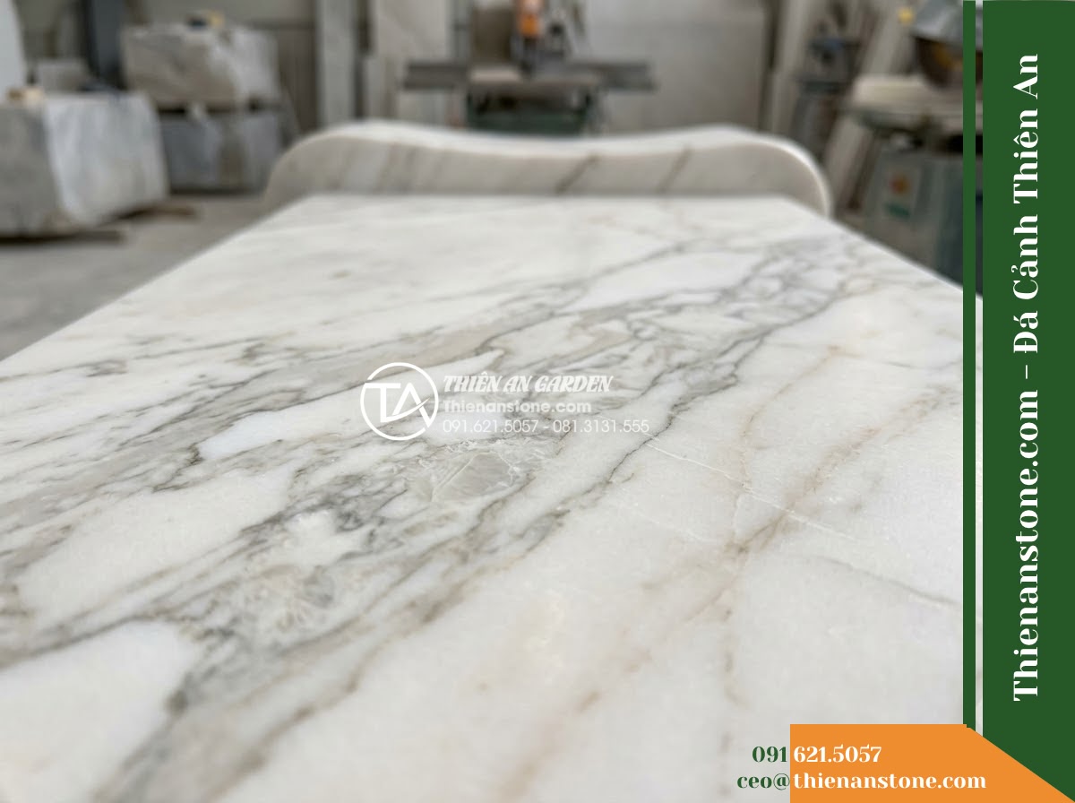 Ghế Đá Công Viên Có Tựa Uốn Cong Vĩnh Phúc 160x50x85cm - Đá Đen Cẩm Thạch - Hình 6 Ghế Đá Công Viên Có Tựa Uốn Cong Vĩnh Phúc 160x50x85cm - Đá Đen Cẩm Thạch - Showroom display of various black marble stone benches at Da Canh Thien An, prof