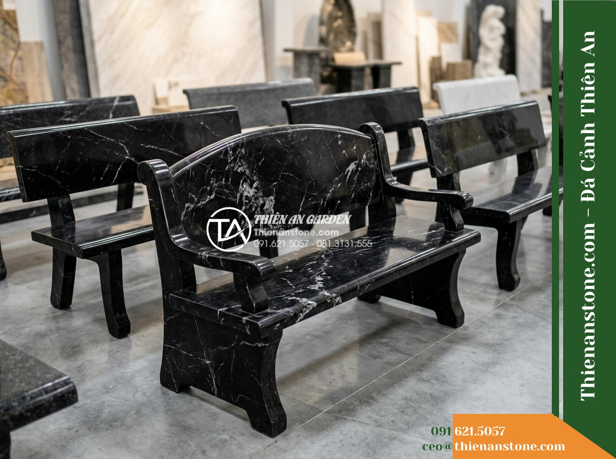 Ghế Đá Công Viên Có Tựa Vòm Nguyệt Sơn 160x50x88cm - Đá Đen Cẩm Thạch - Hình 6 Ghế Đá Công Viên Có Tựa Vòm Nguyệt Sơn 160x50x88cm - Đá Đen Cẩm Thạch - Showroom display of various black marble stone benches at Da Canh Thien An, prof