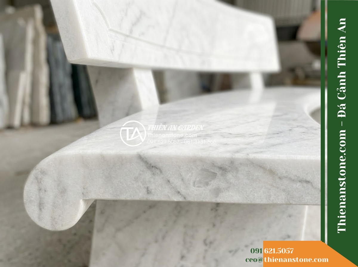 Ghế Đá Công Viên Có Tựa Vuông Đông Phương 180x55x90cm - Đá Xanh Cẩm Thạch - Hình 2 Ghế Đá Công Viên Có Tựa Vuông Đông Phương 180x55x90cm - Đá Xanh Cẩm Thạch - A green marble stone bench placed in a lush Vietnamese garden, wide angle shot s