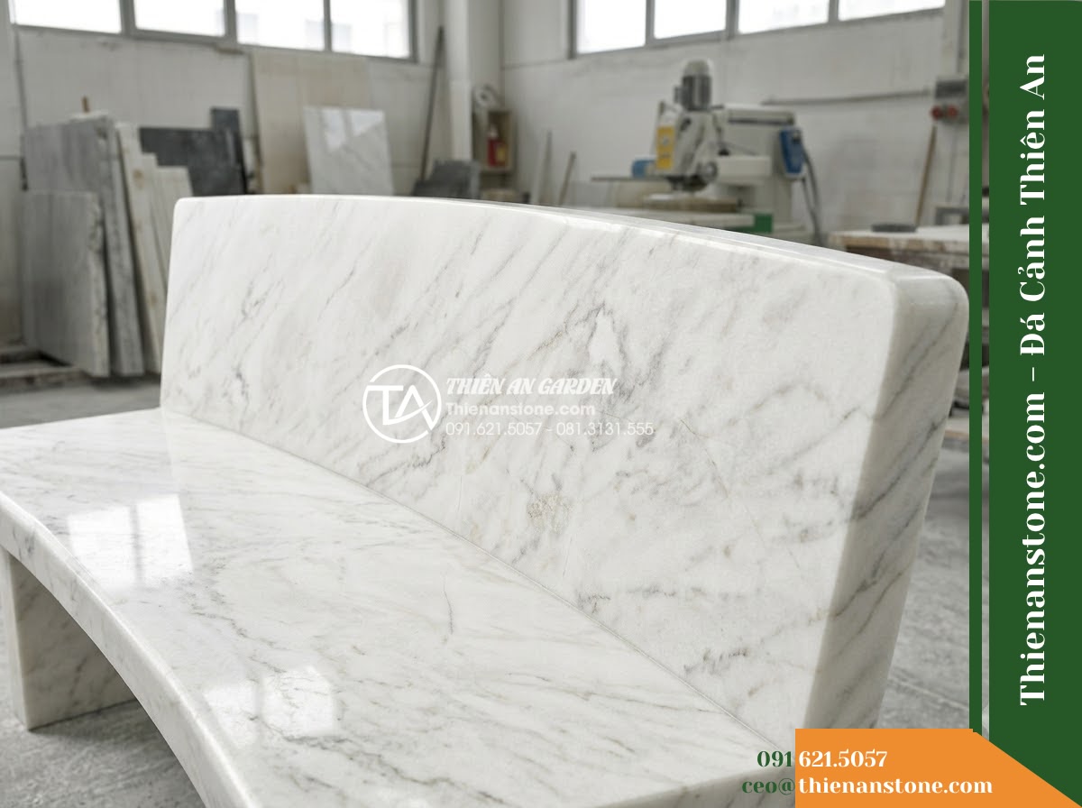 Ghế Đá Công Viên Có Tựa Vuông Đông Phương 180x55x90cm - Đá Xanh Cẩm Thạch - Hình 4 Ghế Đá Công Viên Có Tựa Vuông Đông Phương 180x55x90cm - Đá Xanh Cẩm Thạch - A green marble stone bench integrated into a Vietnamese luxury resort landscape