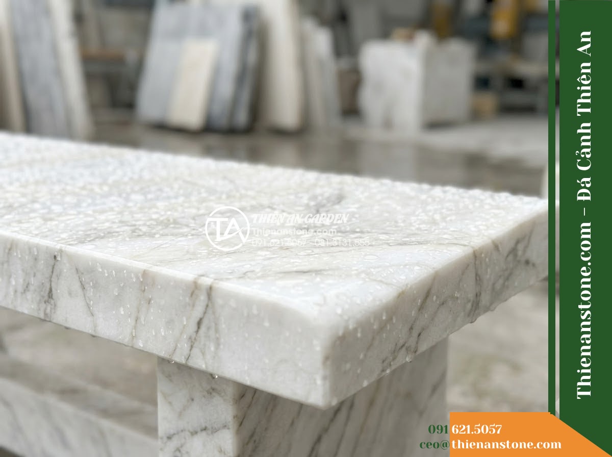 Ghế Đá Công Viên Không Tựa Băng Gọn Mặc An 120x40x45cm - Đá Đen Cẩm Thạch - Hình 3 Ghế Đá Công Viên Không Tựa Băng Gọn Mặc An 120x40x45cm - Đá Đen Cẩm Thạch - black marble stone bench during light rain, water droplets on polished surface c