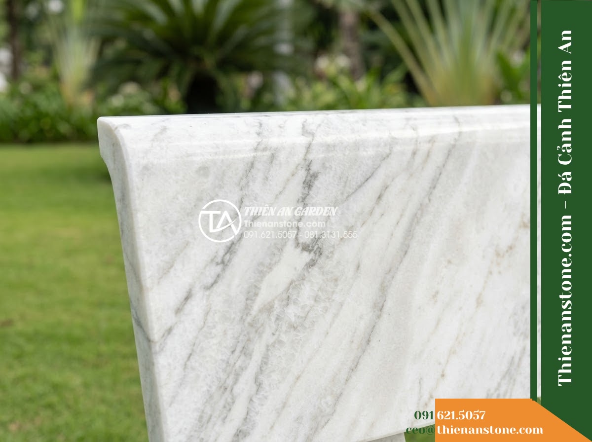 Ghế Đá Công Viên Không Tựa Băng Ngắn An Lạc 120x40x45cm - Đá Trắng Cẩm Thạch - Hình 2 Ghế Đá Công Viên Không Tựa Băng Ngắn An Lạc 120x40x45cm - Đá Trắng Cẩm Thạch - white marble stone bench with natural veins, sitting on a manicured lawn with tr