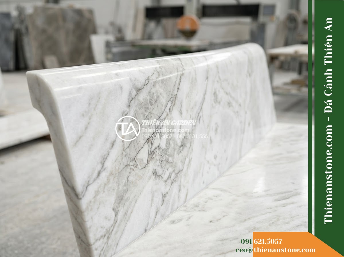 Ghế Đá Công Viên Không Tựa Chân Trụ Bảo An 150x45x45cm - Đá Vàng Cẩm Thạch - Hình 2 Ghế Đá Công Viên Không Tựa Chân Trụ Bảo An 150x45x45cm - Đá Vàng Cẩm Thạch - golden marble stone bench with natural veins, sitting on a manicured lawn with t