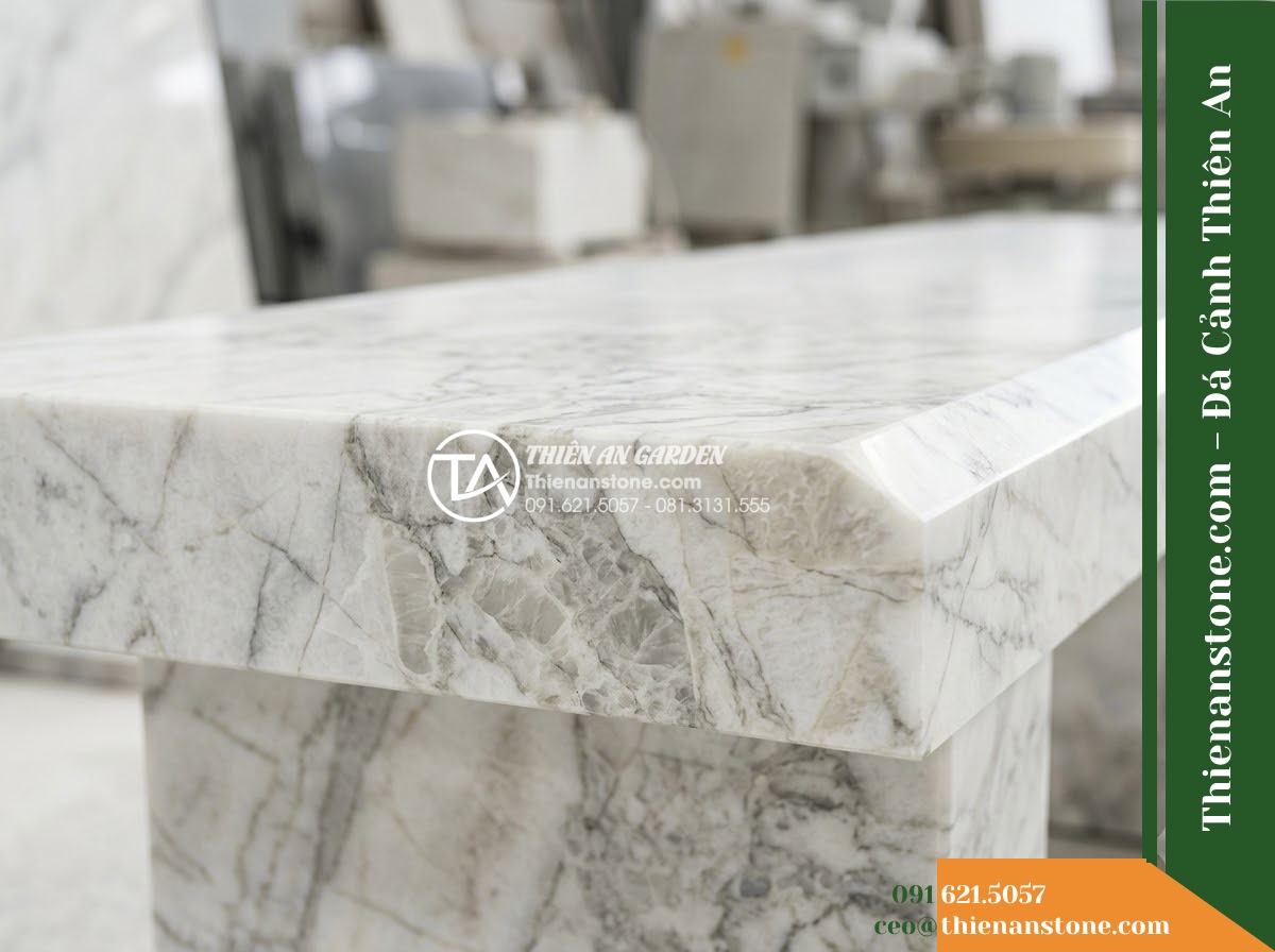 Ghế Đá Công Viên Không Tựa Chân Trụ Bình An 150x45x45cm - Đá Trắng Cẩm Thạch - Hình 6 Ghế Đá Công Viên Không Tựa Chân Trụ Bình An 150x45x45cm - Đá Trắng Cẩm Thạch - Showroom display of various white marble stone benches at Da Canh Thien An, prof