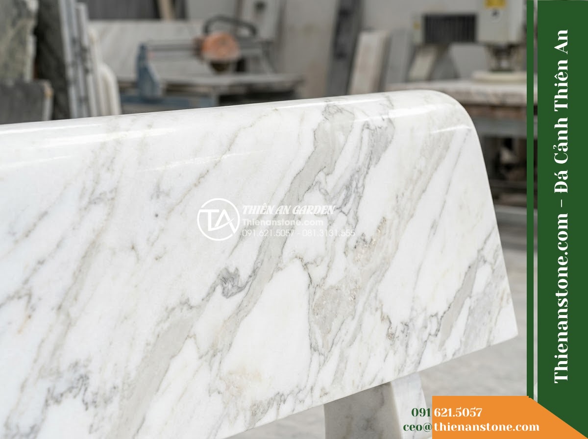 Ghế Đá Công Viên Không Tựa Chân Trụ Hòa Sơn 150x45x45cm - Đá Đen Cẩm Thạch - Hình 4 Ghế Đá Công Viên Không Tựa Chân Trụ Hòa Sơn 150x45x45cm - Đá Đen Cẩm Thạch - A black marble stone bench integrated into a Vietnamese luxury resort landscape