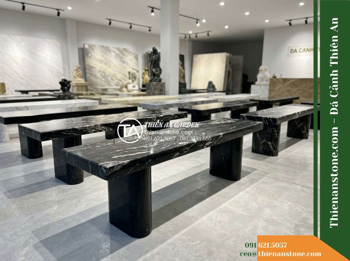Ghế Đá Công Viên Không Tựa Chân Trụ Hòa Sơn 150x45x45cm - Đá Đen Cẩm Thạch - Hình 6 Ghế Đá Công Viên Không Tựa Chân Trụ Hòa Sơn 150x45x45cm - Đá Đen Cẩm Thạch - Showroom display of various black marble stone benches at Da Canh Thien An, prof