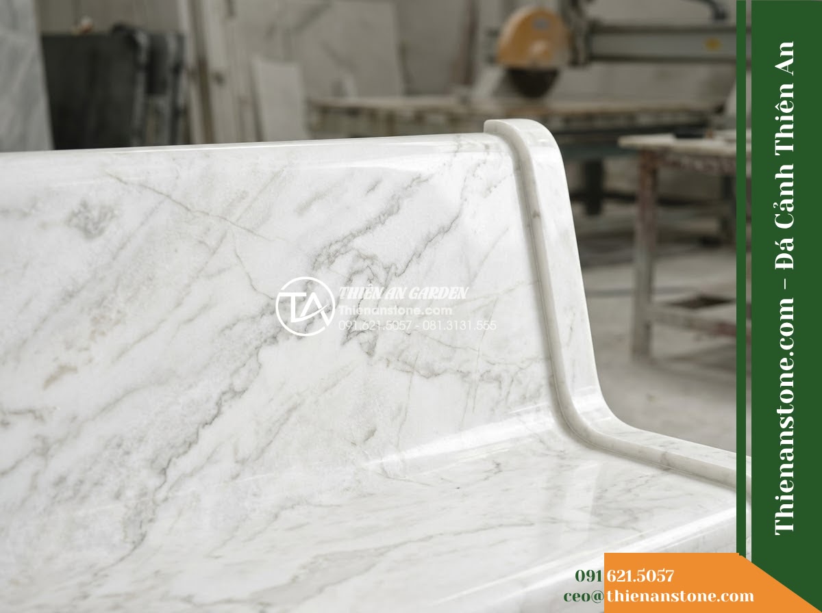Ghế Đá Công Viên Không Tựa Dáng Chữ Nhật Hắc Sơn 180x45x45cm - Đá Đen Cẩm Thạch - Hình 2 Ghế Đá Công Viên Không Tựa Dáng Chữ Nhật Hắc Sơn 180x45x45cm - Đá Đen Cẩm Thạch - black marble stone bench with natural veins, sitting on a manicured lawn with tr
