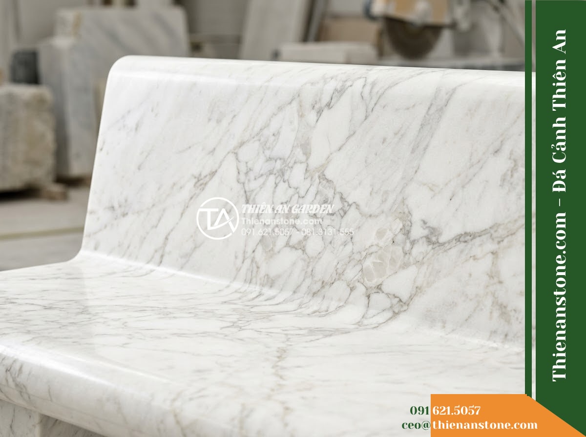 Ghế Đá Công Viên Không Tựa Dáng Cong Vạn Lộc 150x45x45cm - Đá Vàng Cẩm Thạch - Hình 6 Ghế Đá Công Viên Không Tựa Dáng Cong Vạn Lộc 150x45x45cm - Đá Vàng Cẩm Thạch - Showroom display of various golden marble stone benches at Da Canh Thien An, pro