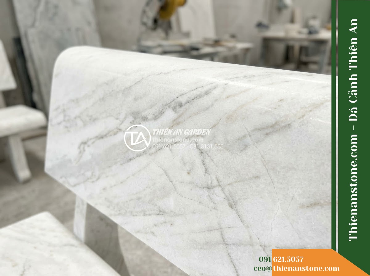 Ghế Đá Công Viên Không Tựa Dáng Vòm Thiên Sơn 140x45x45cm - Đá Xanh Cẩm Thạch - Hình 3 Ghế Đá Công Viên Không Tựa Dáng Vòm Thiên Sơn 140x45x45cm - Đá Xanh Cẩm Thạch - Stone bench of green marble beside a cascading water feature at night, illuminat