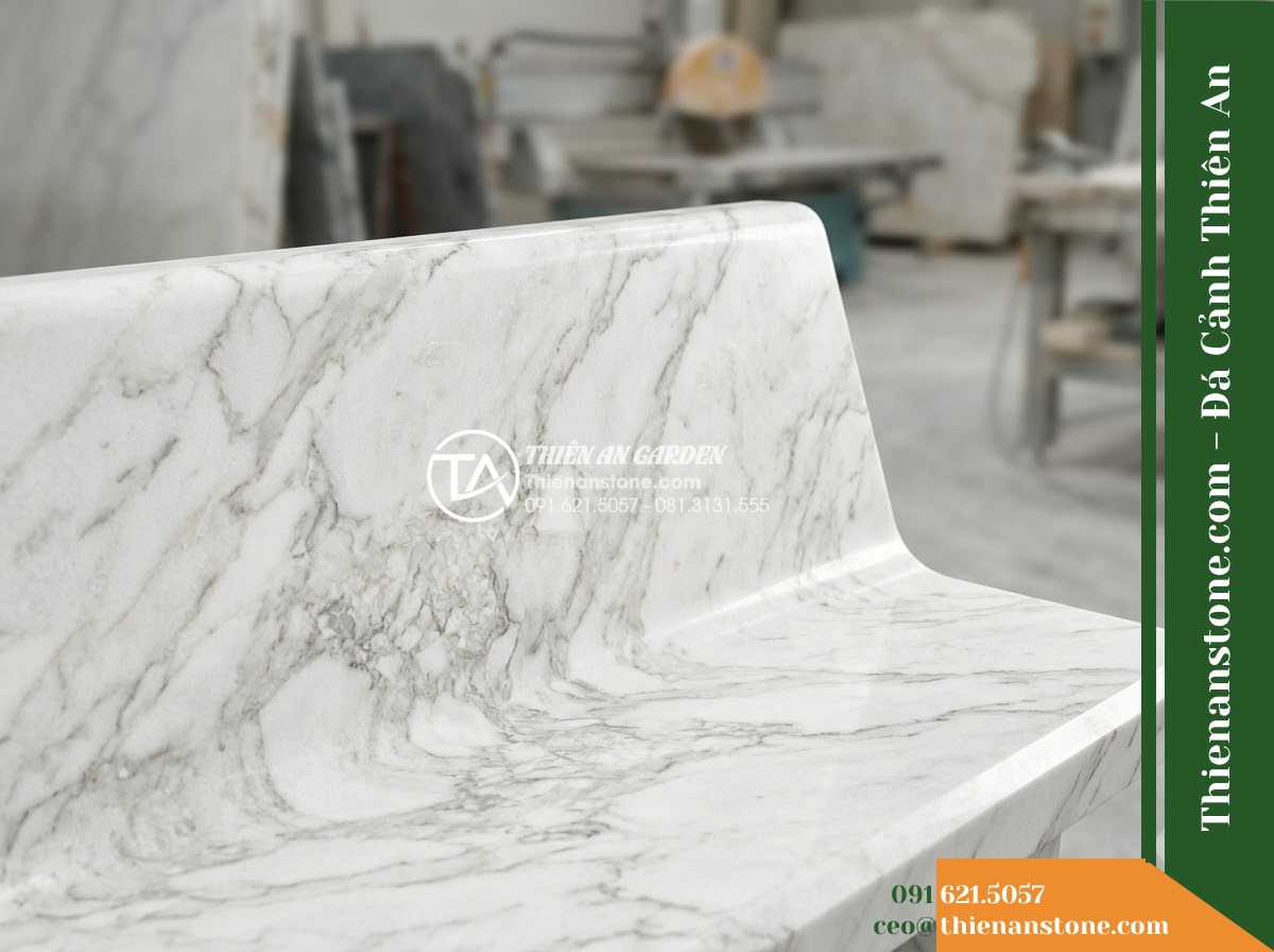 Ghế Đá Công Viên Không Tựa Khối Thấp Trường Lộc 140x50x40cm - Đá Đen Cẩm Thạch - Hình 2 Ghế Đá Công Viên Không Tựa Khối Thấp Trường Lộc 140x50x40cm - Đá Đen Cẩm Thạch - A beautifully crafted black marble stone bench under a large banyan tree, dapple