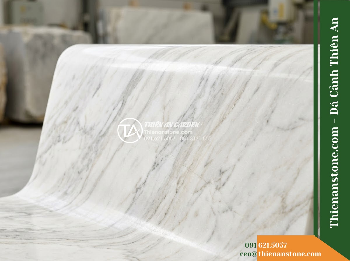 Ghế Đá Công Viên Không Tựa Khối Thấp Trường Lộc 140x50x40cm - Đá Đen Cẩm Thạch - Hình 3 Ghế Đá Công Viên Không Tựa Khối Thấp Trường Lộc 140x50x40cm - Đá Đen Cẩm Thạch - A black marble stone bench at golden hour, warm sunset light casting long shadow