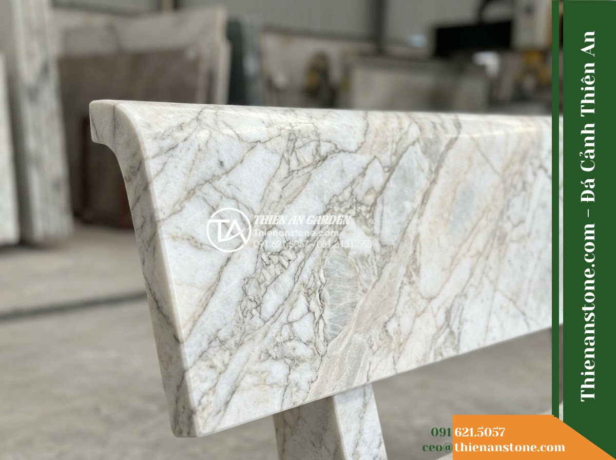 Ghế Đá Công Viên Không Tựa Khối Thấp Trường Lộc 140x50x40cm - Đá Đen Cẩm Thạch - Hình 6 Ghế Đá Công Viên Không Tựa Khối Thấp Trường Lộc 140x50x40cm - Đá Đen Cẩm Thạch - Showroom display of various black marble stone benches at Da Canh Thien An, prof