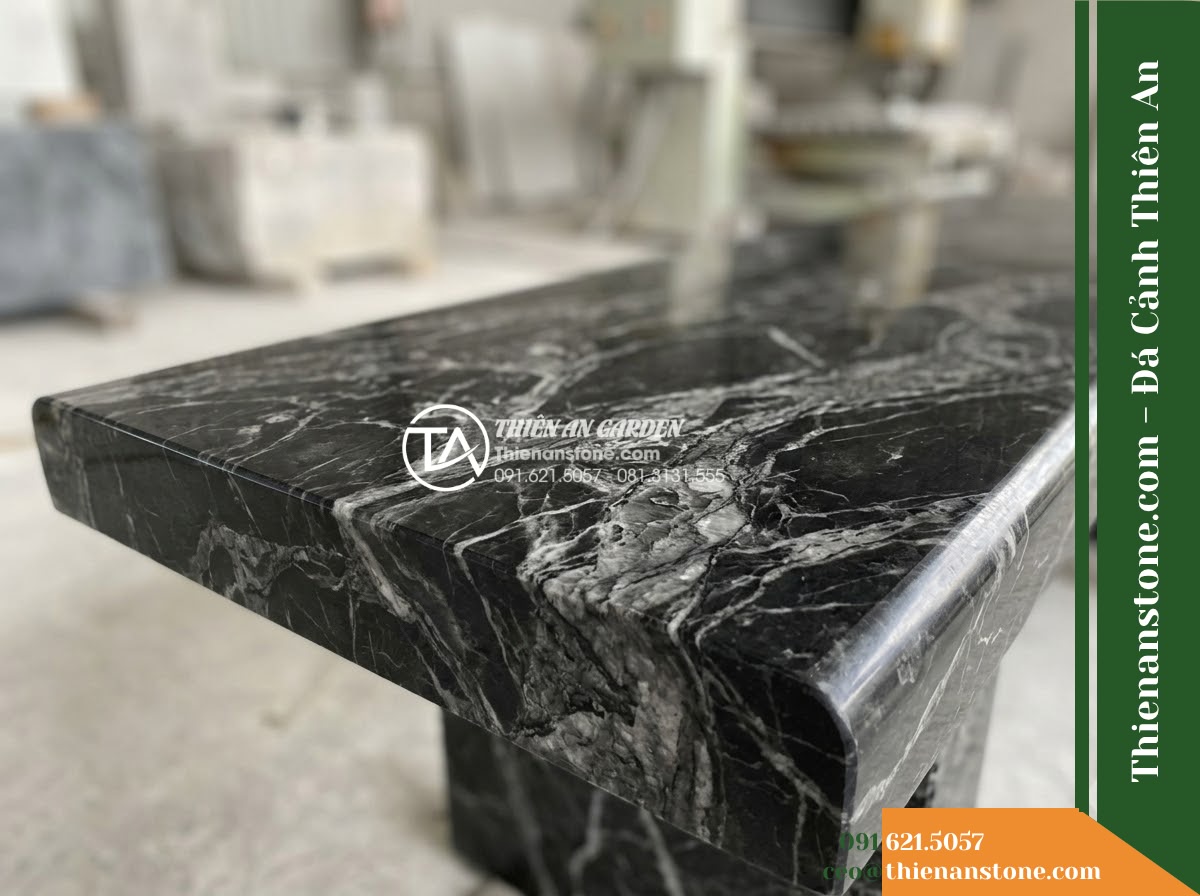 Ghế Đá Công Viên Không Tựa Liền Khối Đông Đô 160x50x45cm - Đá Đen Cẩm Thạch - Hình 1 Ghế Đá Công Viên Không Tựa Liền Khối Đông Đô 160x50x45cm - Đá Đen Cẩm Thạch - Close-up of natural veining pattern on black marble stone surface, showing intri