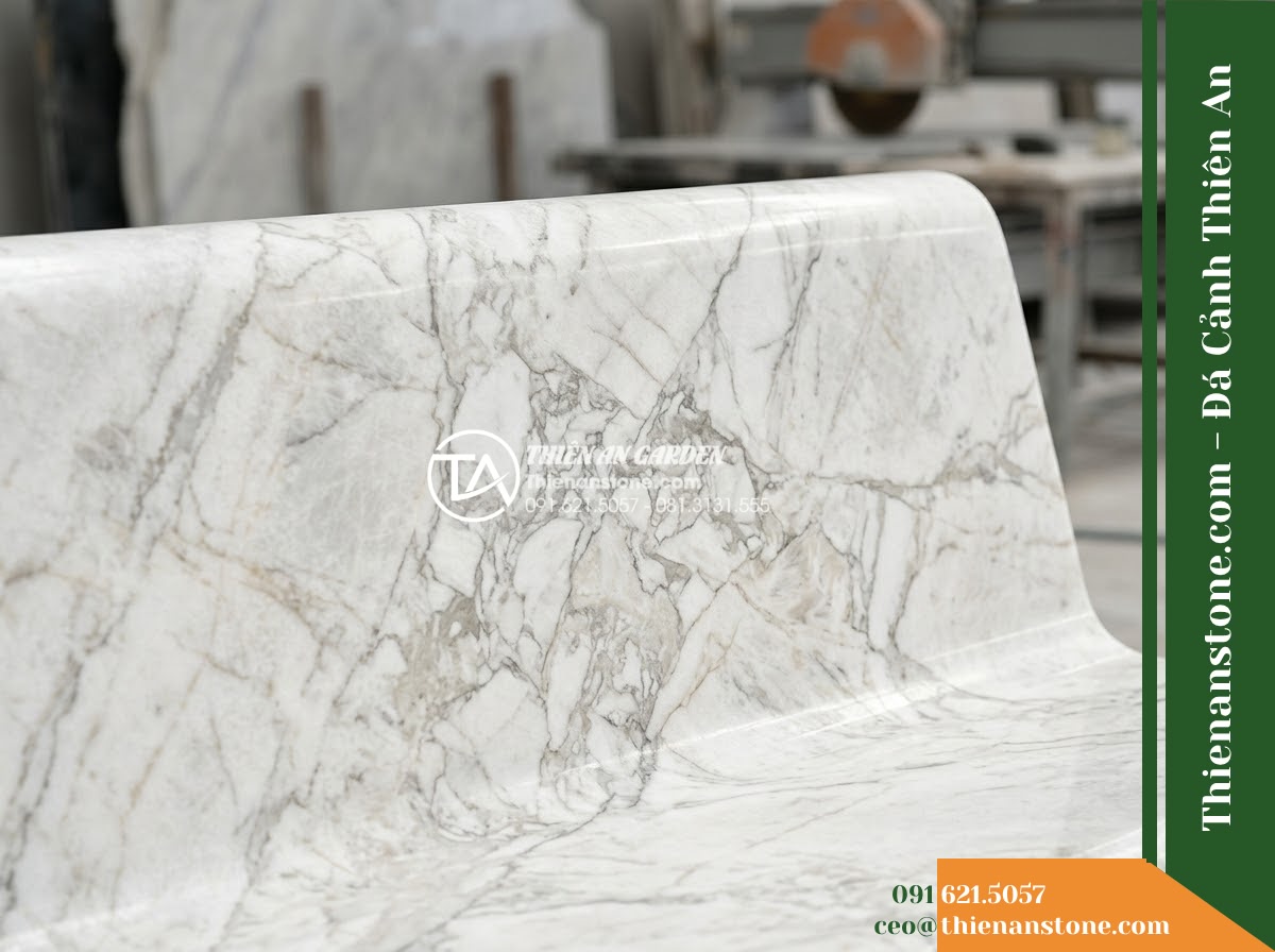 Ghế Đá Công Viên Không Tựa Liền Khối Đông Đô 160x50x45cm - Đá Đen Cẩm Thạch - Hình 3 Ghế Đá Công Viên Không Tựa Liền Khối Đông Đô 160x50x45cm - Đá Đen Cẩm Thạch - black marble stone bench during light rain, water droplets on polished surface c