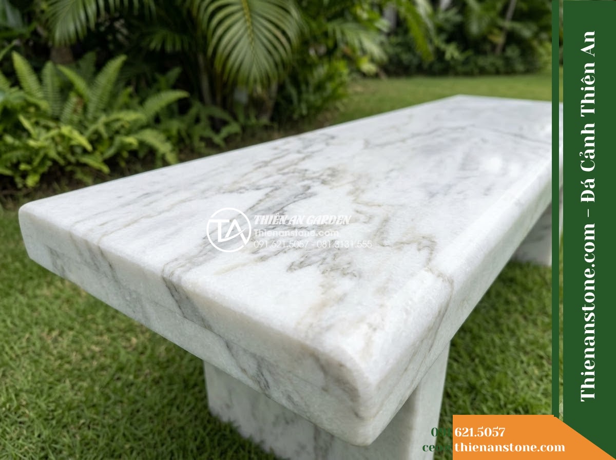 Ghế Đá Công Viên Không Tựa Liền Khối Vân Long 160x50x45cm - Đá Trắng Cẩm Thạch - Hình 2 Ghế Đá Công Viên Không Tựa Liền Khối Vân Long 160x50x45cm - Đá Trắng Cẩm Thạch - white marble stone bench with natural veins, sitting on a manicured lawn with tr