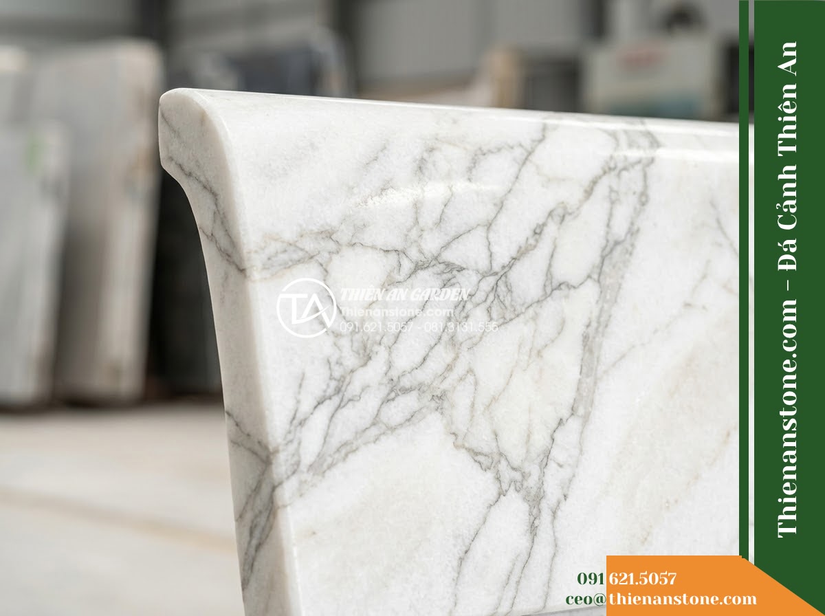 Ghế Đá Công Viên Không Tựa Liền Khối Vân Long 160x50x45cm - Đá Trắng Cẩm Thạch - Hình 3 Ghế Đá Công Viên Không Tựa Liền Khối Vân Long 160x50x45cm - Đá Trắng Cẩm Thạch - white marble stone bench flanked by potted bonsai trees on a resort terrace over