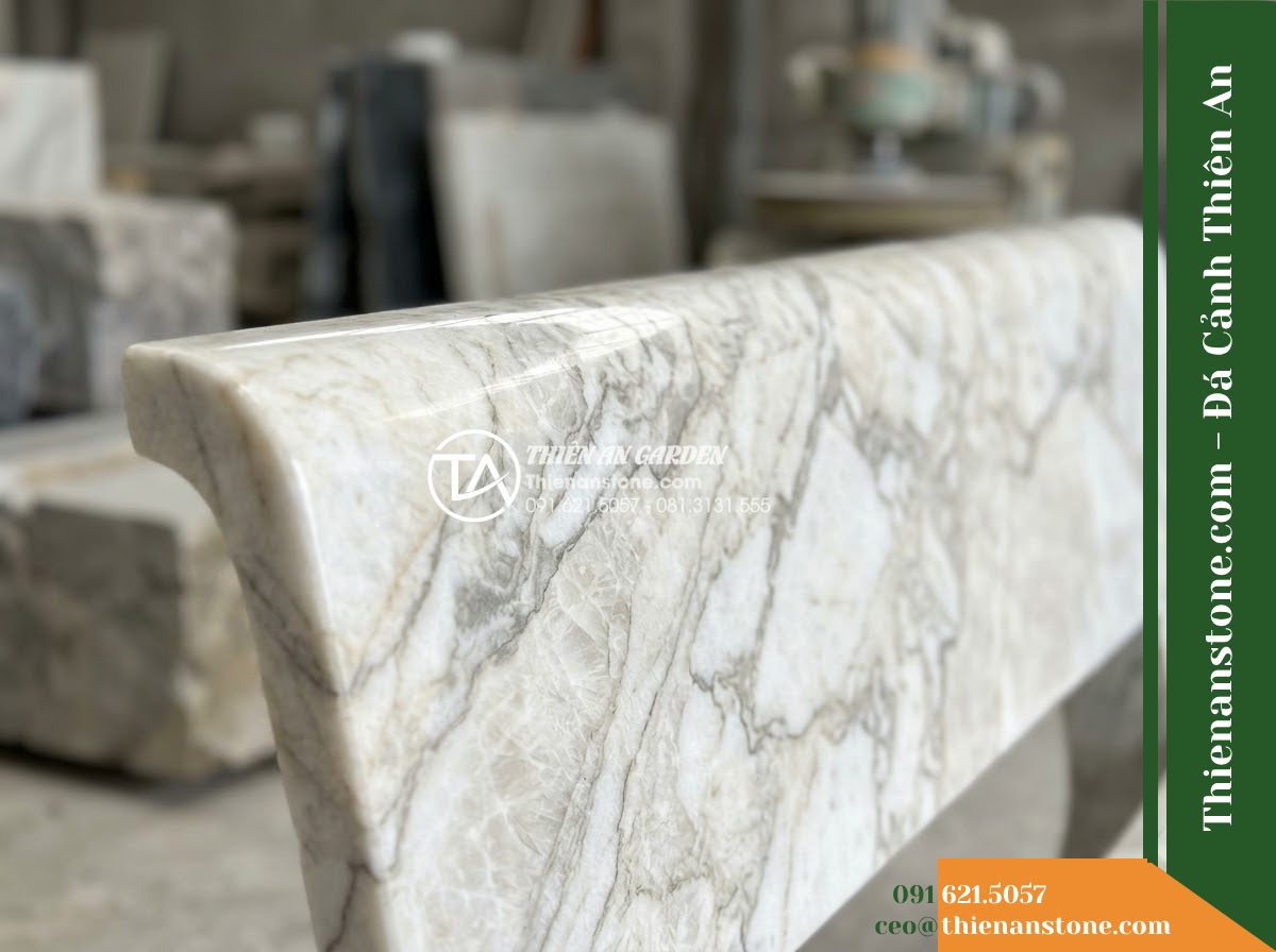 Ghế Đá Công Viên Không Tựa Liền Khối Vân Long 160x50x45cm - Đá Trắng Cẩm Thạch - Hình 6 Ghế Đá Công Viên Không Tựa Liền Khối Vân Long 160x50x45cm - Đá Trắng Cẩm Thạch - Showroom display of various white marble stone benches at Da Canh Thien An, prof