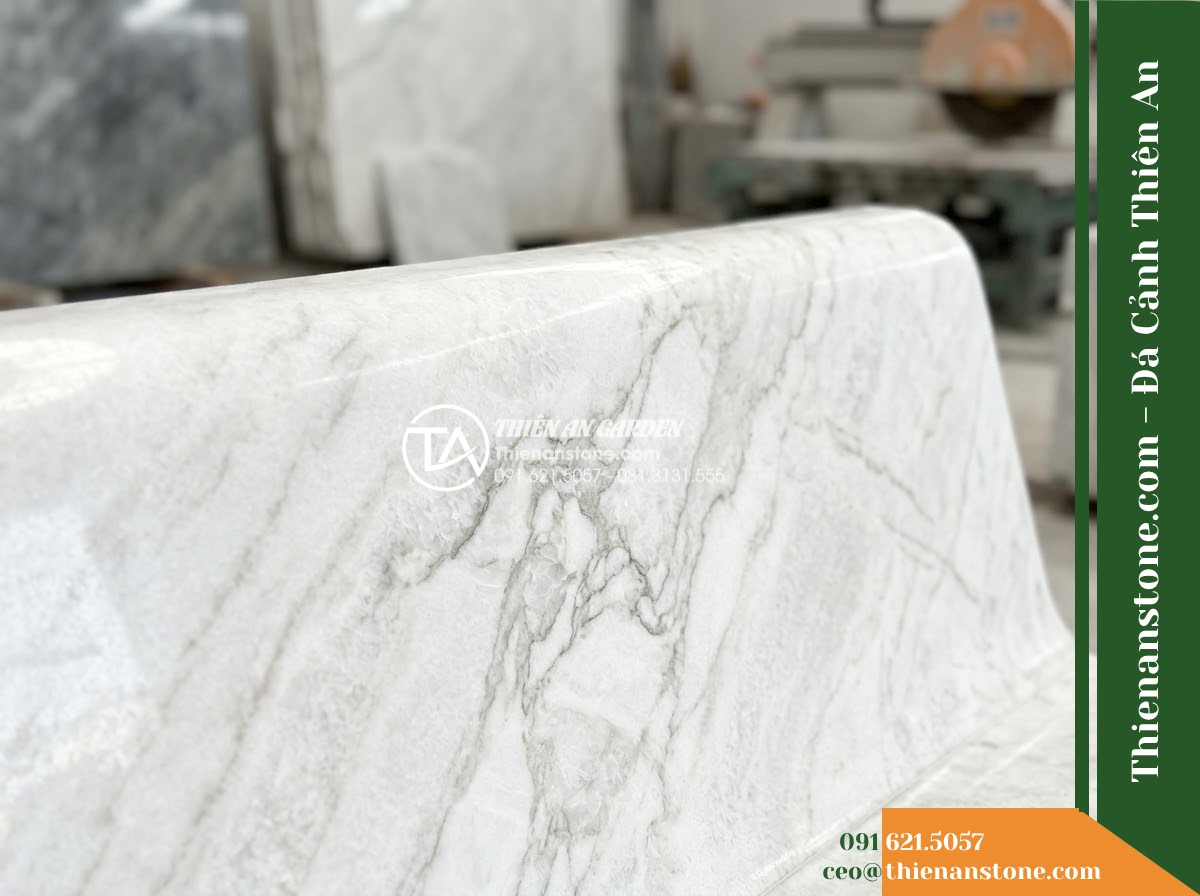 Ghế Đá Công Viên Không Tựa Mặt Cong Lam Viên 150x45x45cm - Đá Xanh Cẩm Thạch - Hình 6 Ghế Đá Công Viên Không Tựa Mặt Cong Lam Viên 150x45x45cm - Đá Xanh Cẩm Thạch - Showroom display of various green marble stone benches at Da Canh Thien An, prof