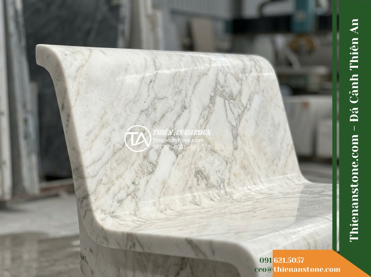 Ghế Đá Công Viên Không Tựa Mặt Cong Thanh Vân 150x45x45cm - Đá Trắng Cẩm Thạch - Hình 4 Ghế Đá Công Viên Không Tựa Mặt Cong Thanh Vân 150x45x45cm - Đá Trắng Cẩm Thạch - A white marble stone bench integrated into a Vietnamese luxury resort landscape
