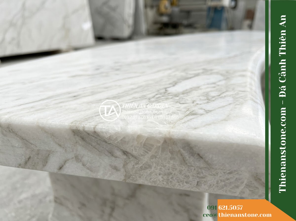 Ghế Đá Công Viên Không Tựa Mặt Cong Thanh Vân 150x45x45cm - Đá Trắng Cẩm Thạch - Hình 6 Ghế Đá Công Viên Không Tựa Mặt Cong Thanh Vân 150x45x45cm - Đá Trắng Cẩm Thạch - Showroom display of various white marble stone benches at Da Canh Thien An, prof